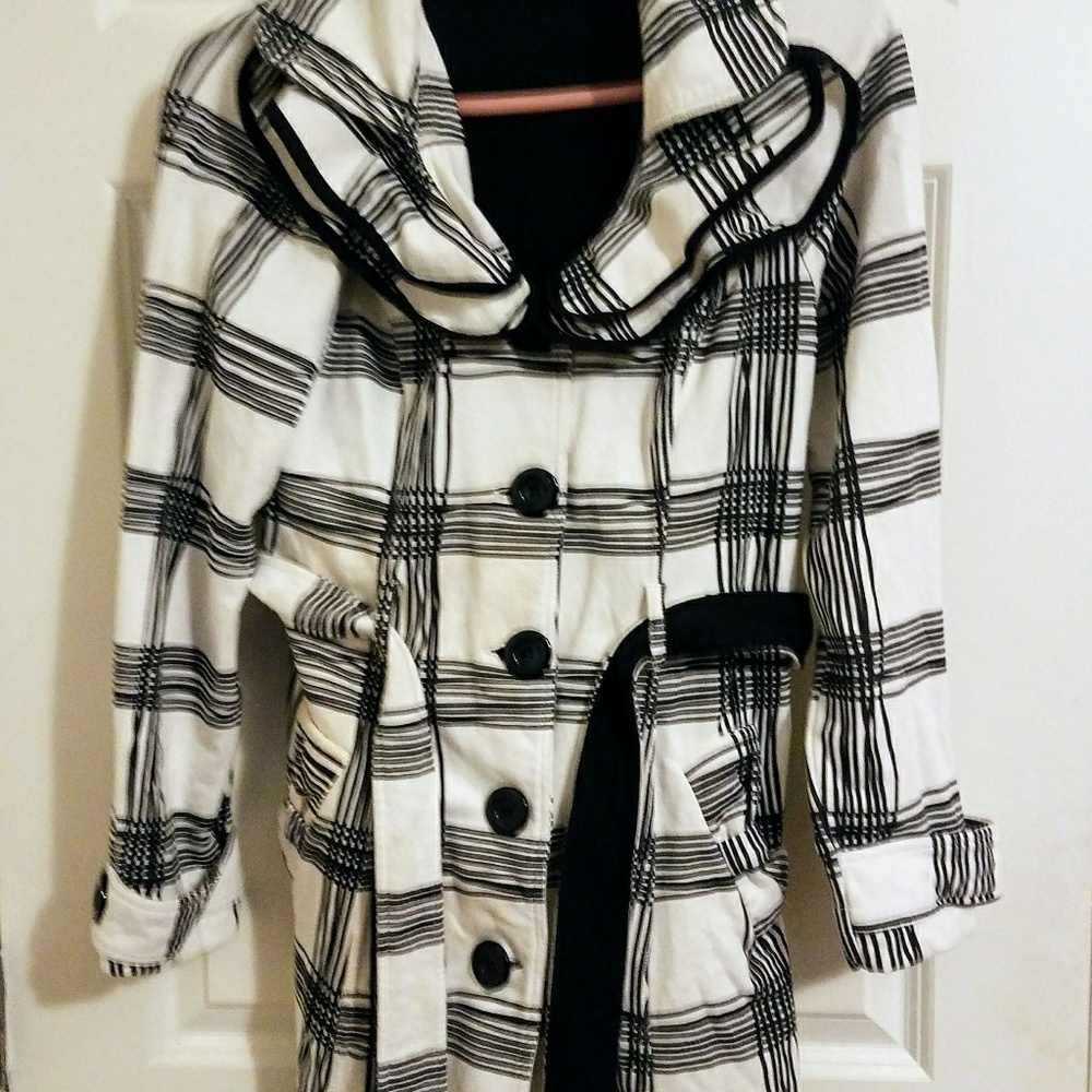 Jacket with ruffled collar